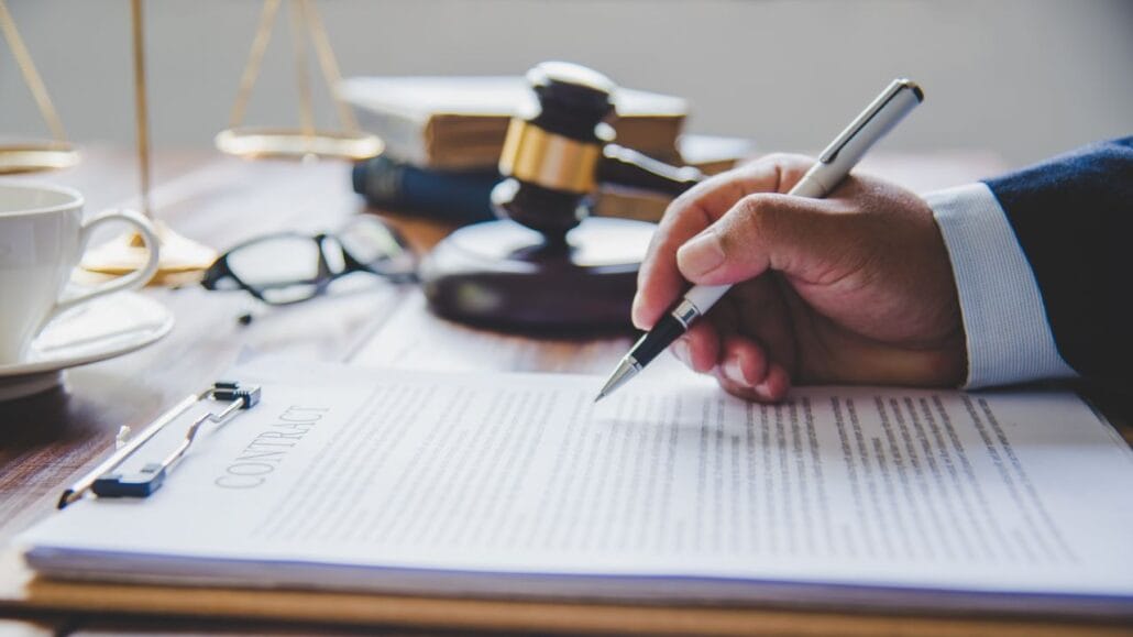 juiz analisando documentos