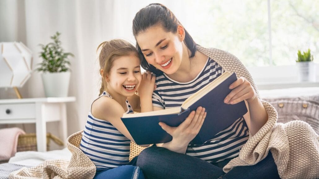 mãe lendo para filha