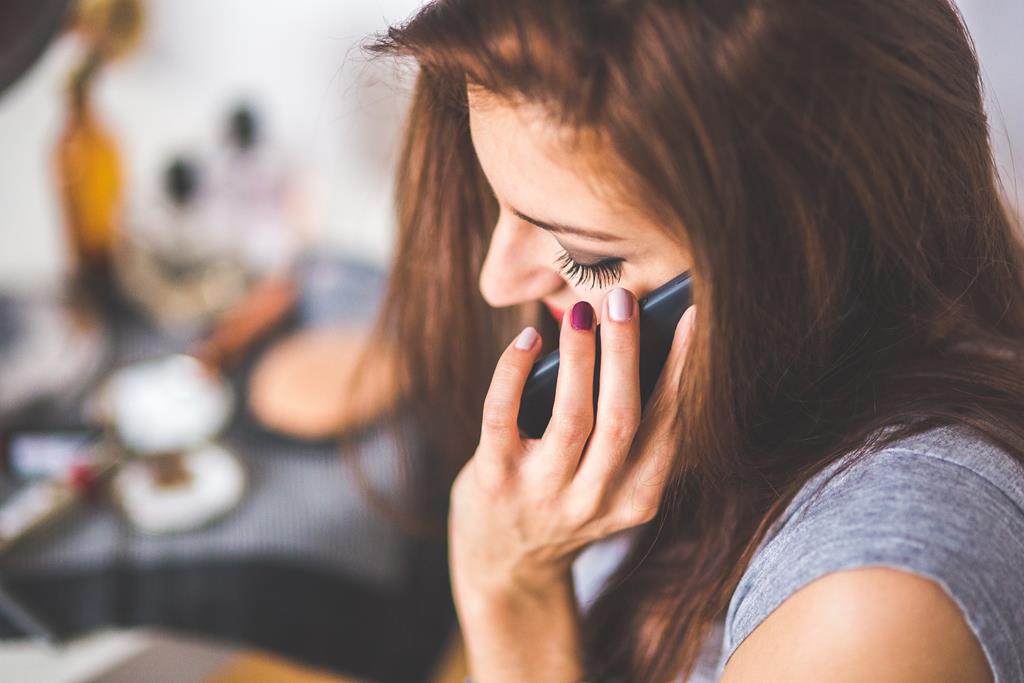 ligar para o ex-parceiro para falar sobre pequenos problemas que poderiam ser resolvidos individualmente, pode ser uma desculpa para conversar e entrar em contato com mais frequência do que o necessário