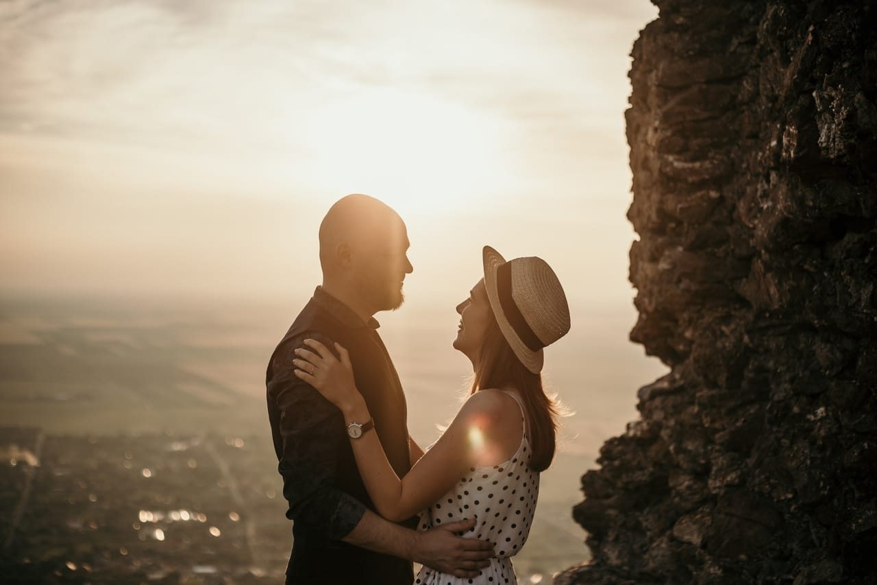 apesar de poderem se relacionar novamente com novas pessoas, os ex-cônjuges não podem converter um novo casamento enquanto não estiverem divorciados