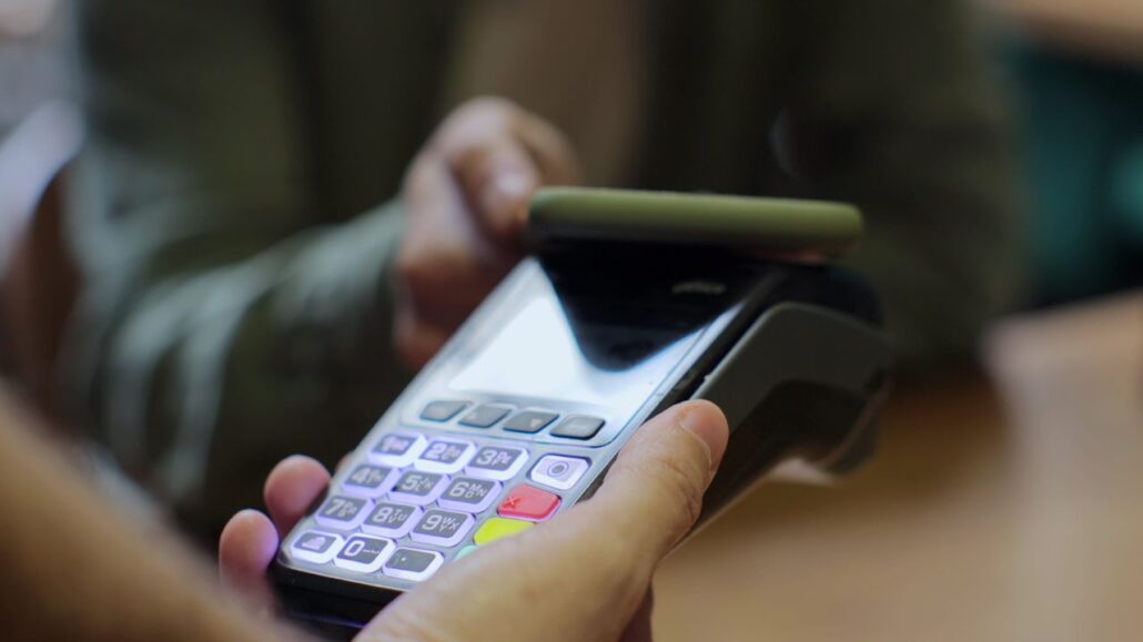 homem realizando pagamento de in natura da pensão alimentícia