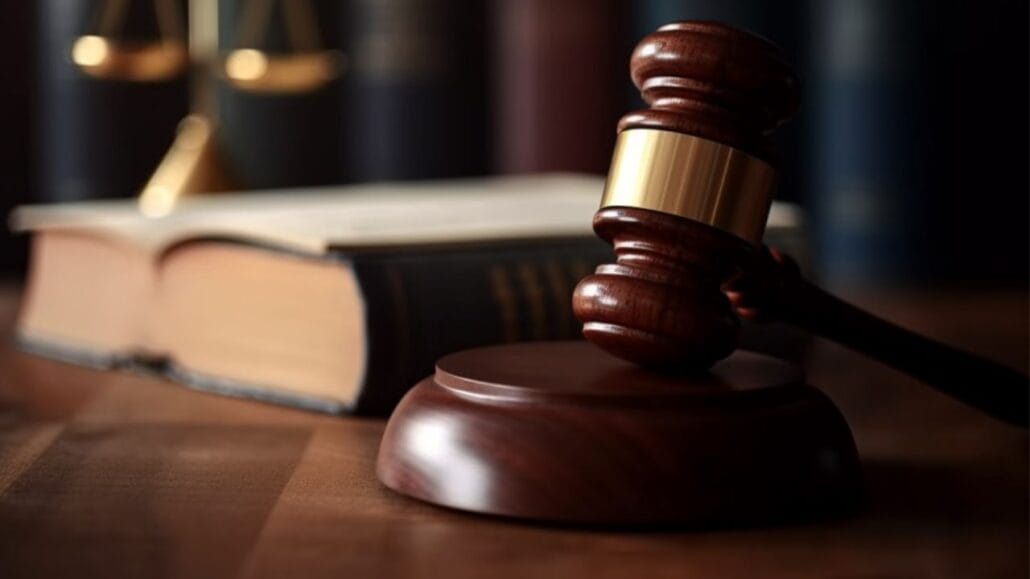 martelo de juiz em primeiro plano e livro atrás