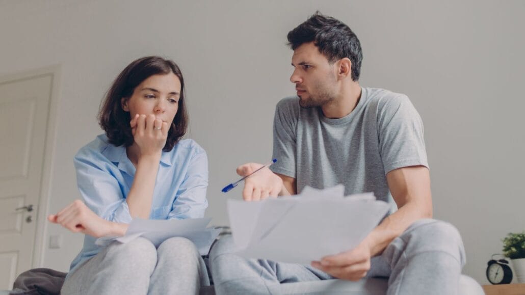 casal conversando sobre divórcio em cartório