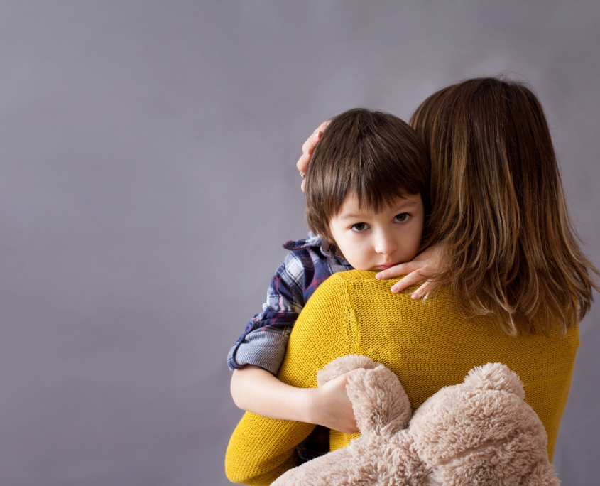 Quando o os pais são casados, há a presunção da paternidade e a mãe só precisa levar a certidão de casamento para incluir a filiação paterna no registro do filho.