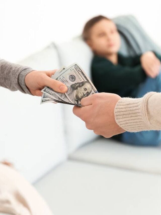 Pai pagando pensão alimentícia a mãe.