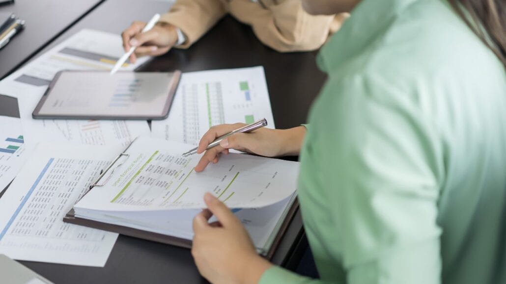 advogados analisando documentos para apurar patrimônio no divórcio