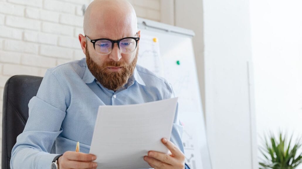 juiz analisando documentos de pedido de redução de pensão alimentícia