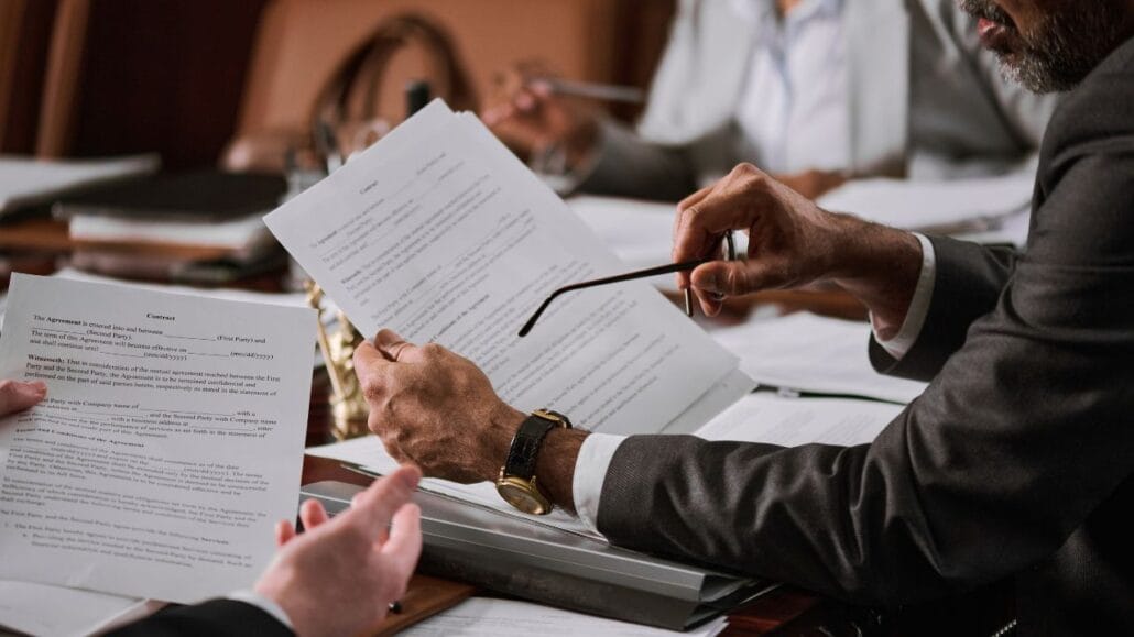 homem reunido com advogado analisando documentos para pedir redução da pensão alimentícia