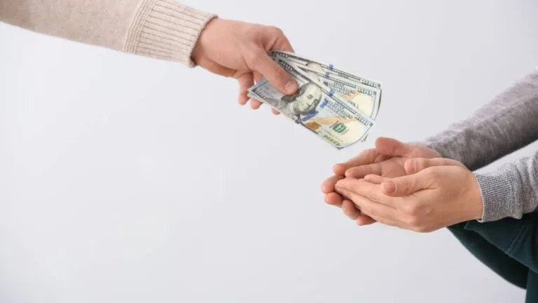 Pagamentos pensão alimentícia a ex-cônjuge.