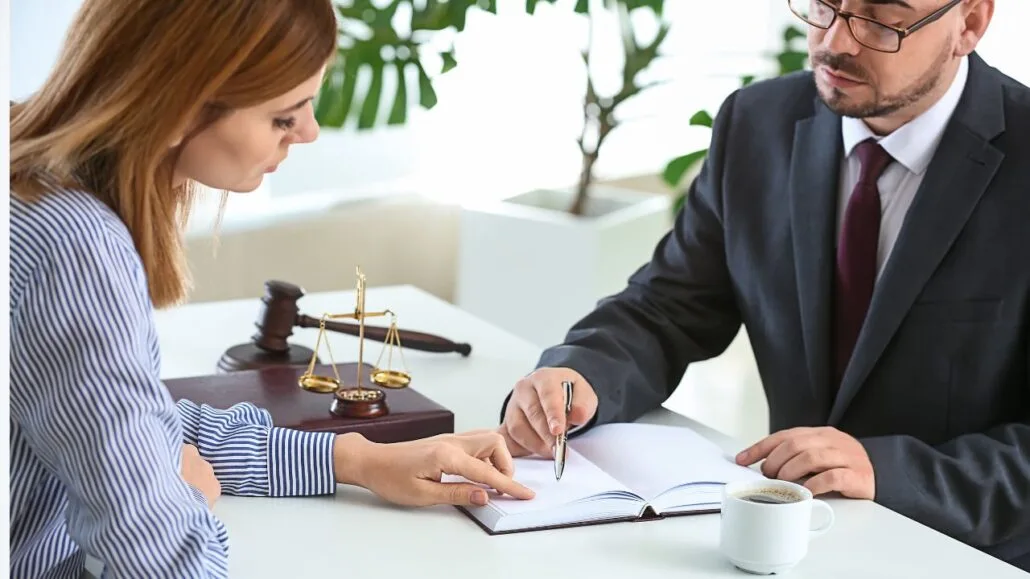 advogado reunido com cliente para falar sobre pensão alimentícia