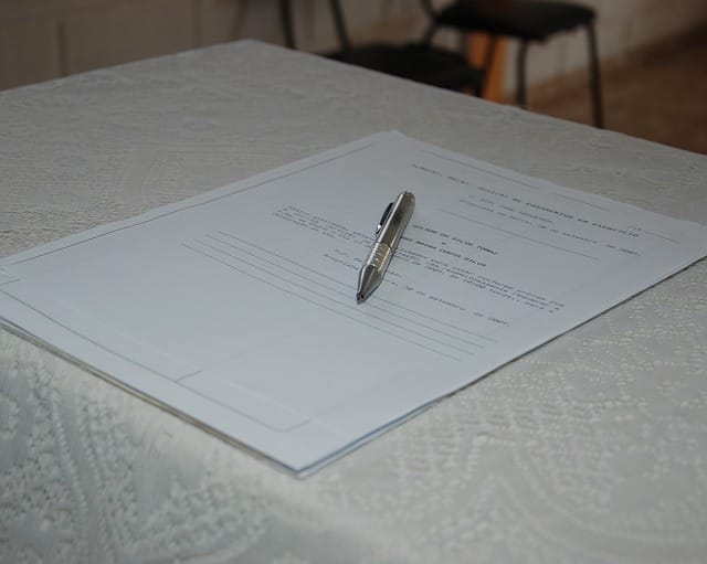 Ambos podem solicitar a certidão de casamento