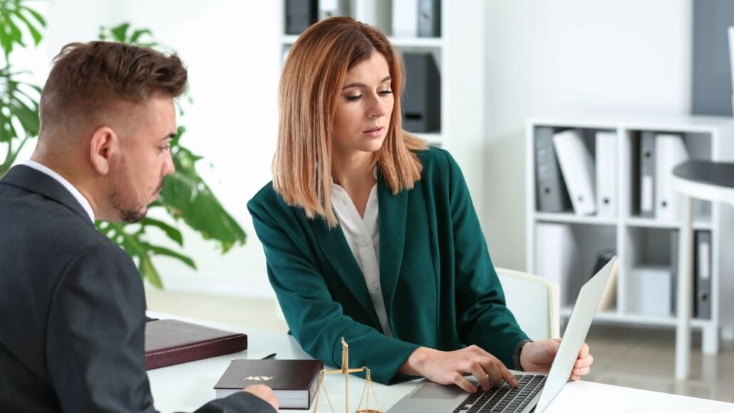 advogada orientando cliente em processo de divórcio
