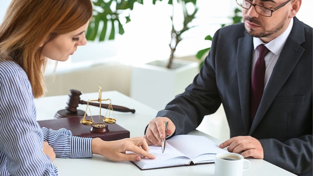 advogado reunido com cliente para discutir divórcio