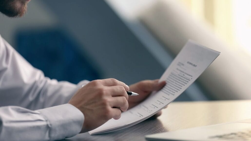 funcionário do ministério público com documentos e caneta na mão analisando divórcio