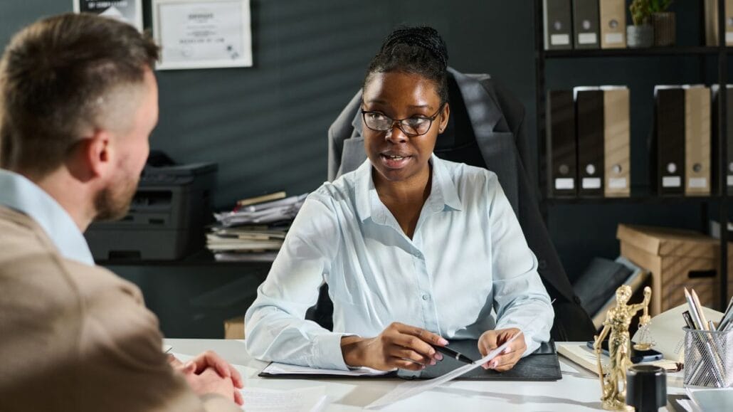 homem em primeira reunião de divórcio com advogada