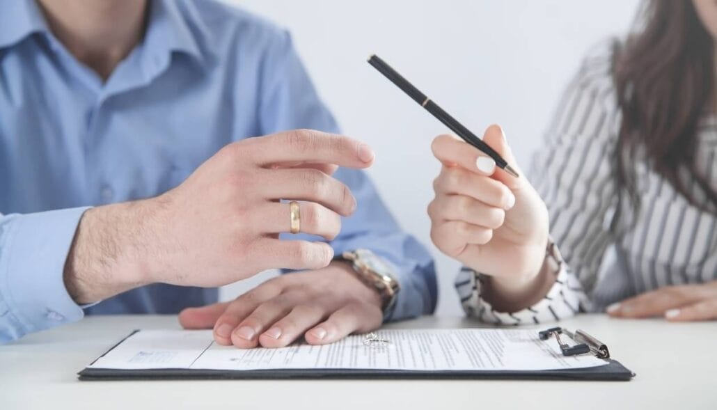 Assinando divórcio.