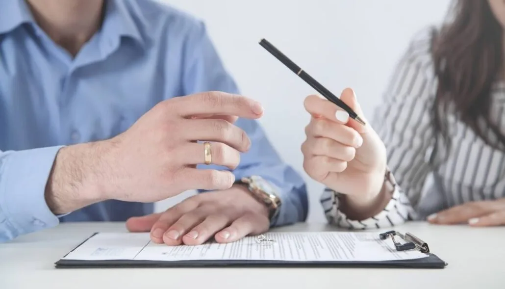 Assinando divórcio.