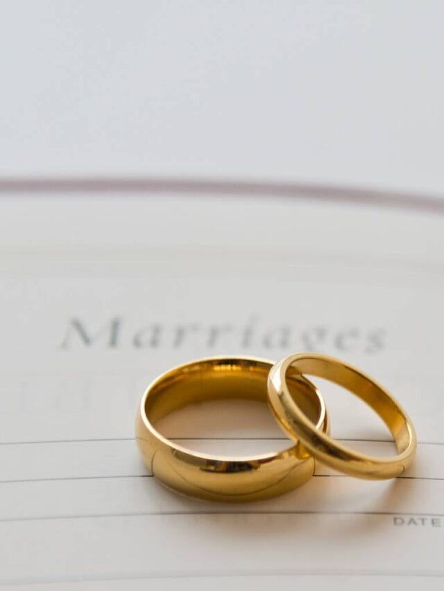 Alianças de casamento.