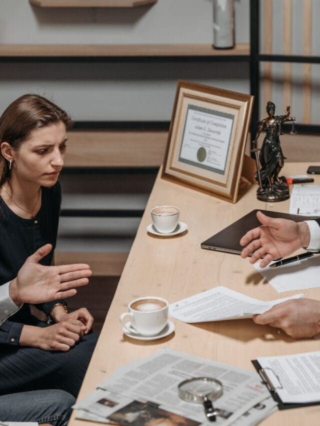 casal em reunião com seu advogado