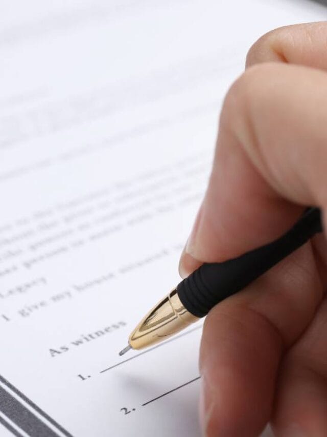 Assinando documentos.