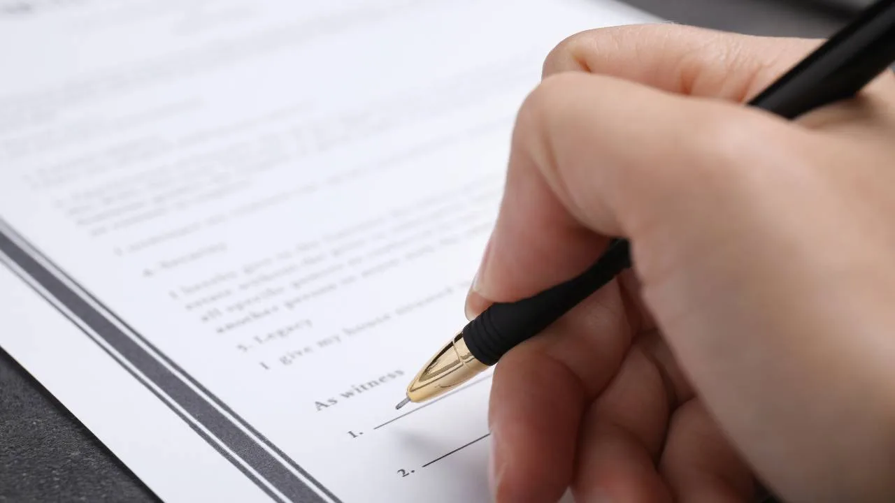 Assinando documentos.