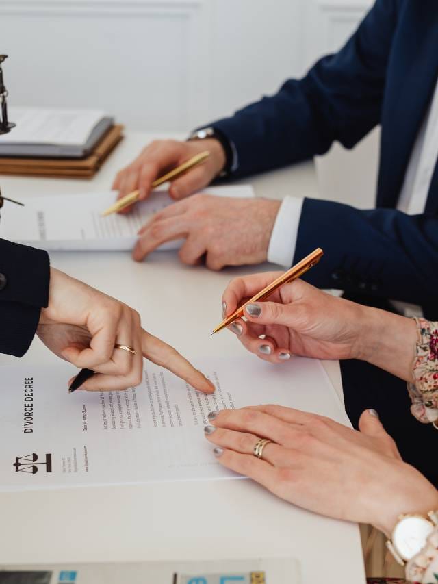 Assinando papéis de divórcio.