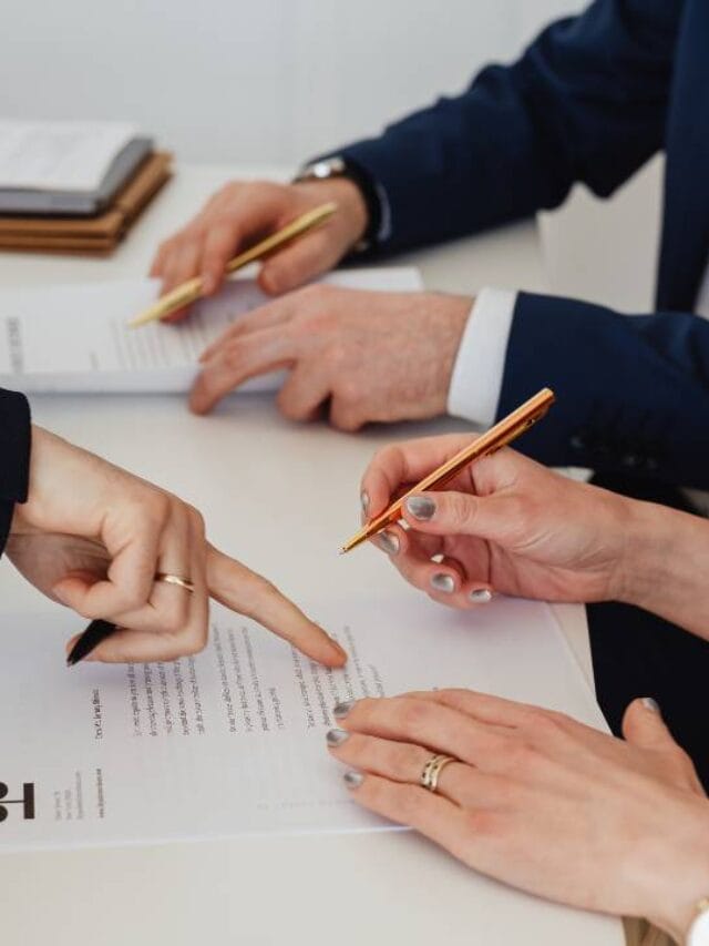 Assinando acordo de divorcio.