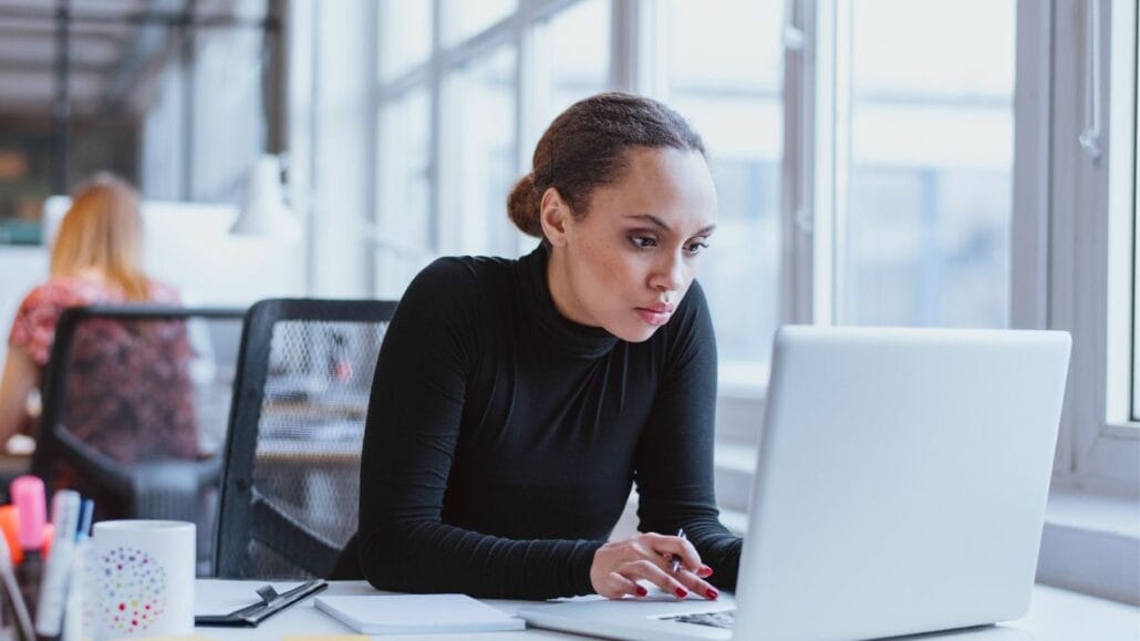 advogada monitorando processo de divórcio