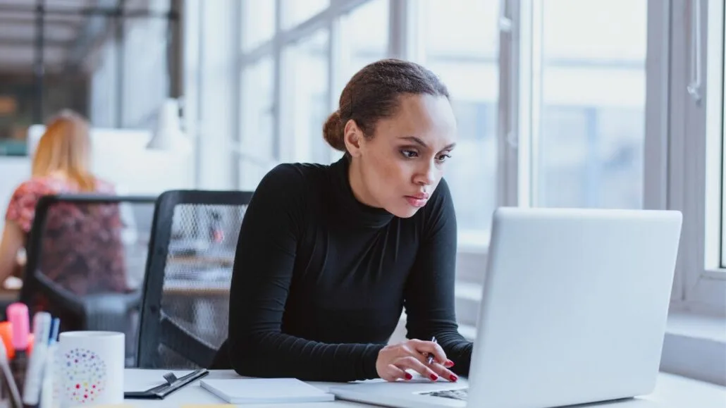 advogada monitorando processo de divórcio