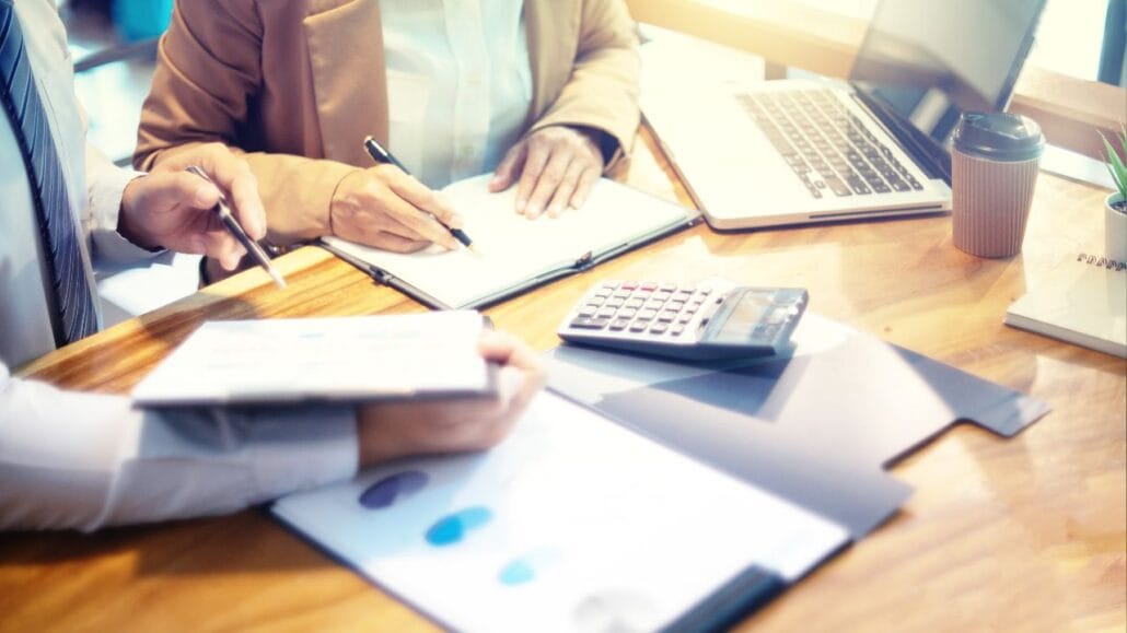 advogado analisando documentos para concretizar divórcio com alto patrimônio