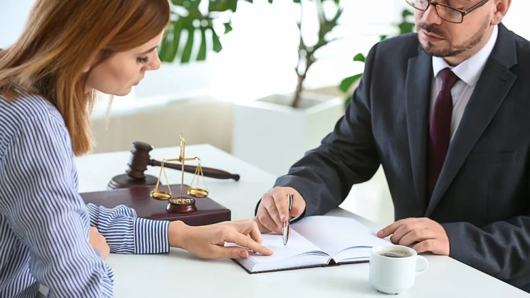 casal assinando divórcio consensual