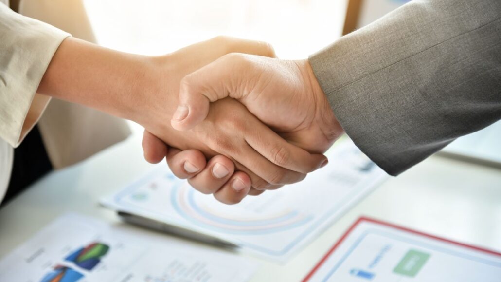 casal dando as mãos concordando com a partilha de bens no divórcio consensual