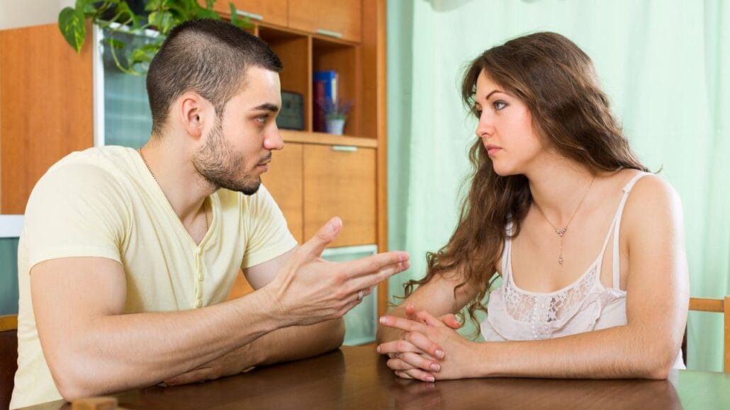 casal conversando sobre divórcio consensual