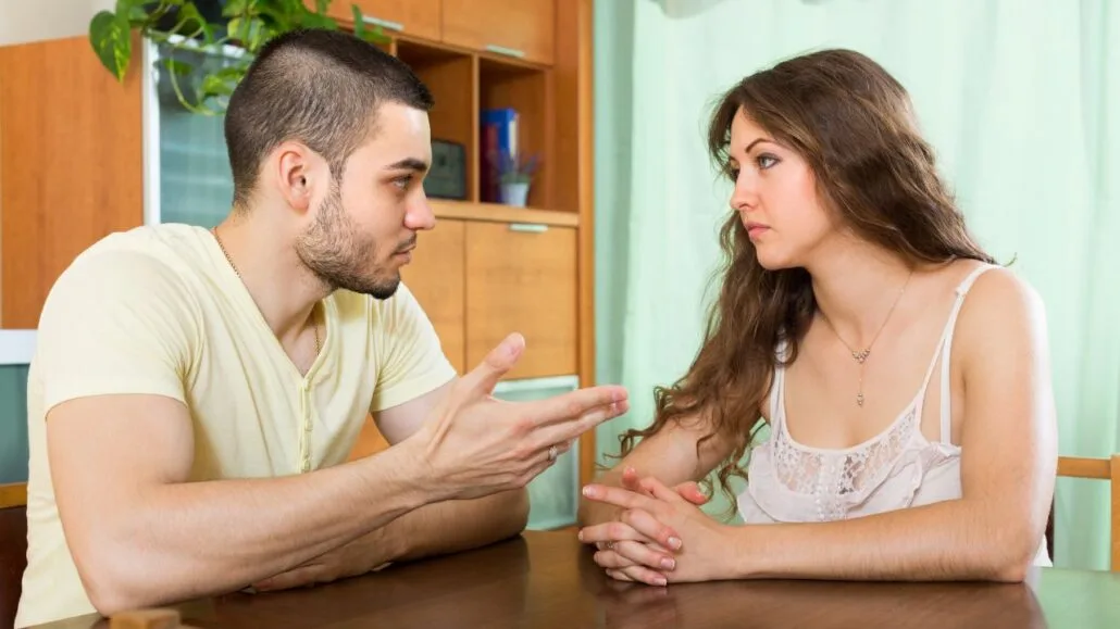 casal que compartilha guarda conversando sobre os filhos