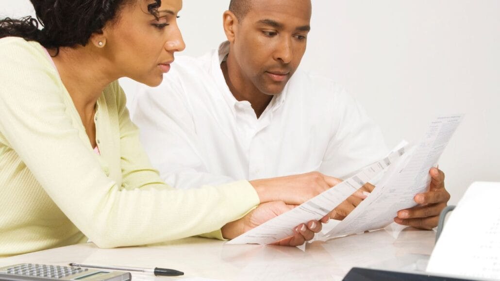 casal dividindo bens durante divórcio