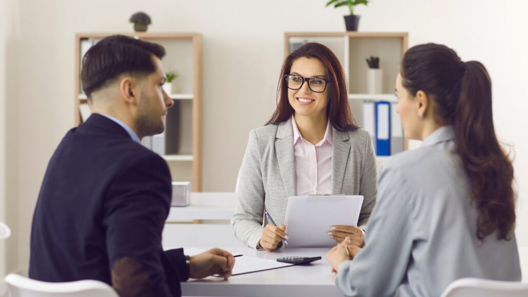 casal reunido com advogada em reunião sobre divórcio litigioso
