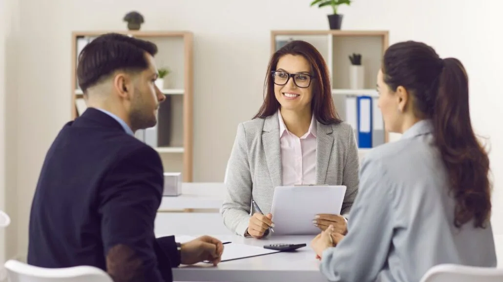 casal reunido com advogada em reunião sobre divórcio litigioso