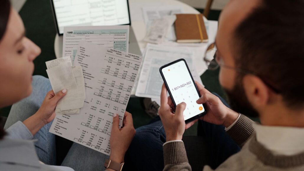 casal fazendo contas