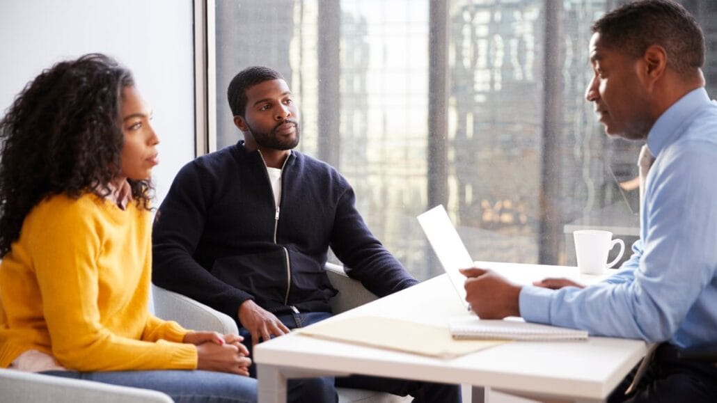 pais reunidos com advogado para falar sobre guarda