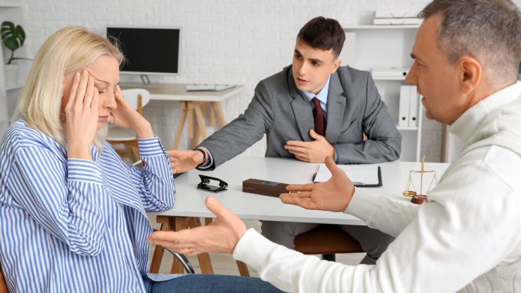 casal brigando durante reunião com advogado para concretizar divórcio