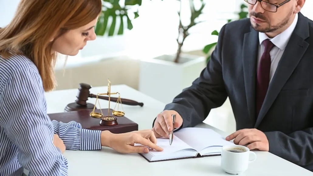 advogado conversando com cliente em processo de divórcio