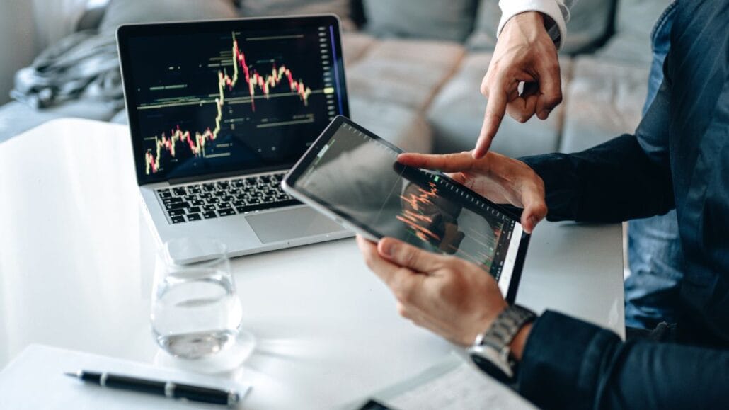 advogado investigando criptomoeda para partilha de bens