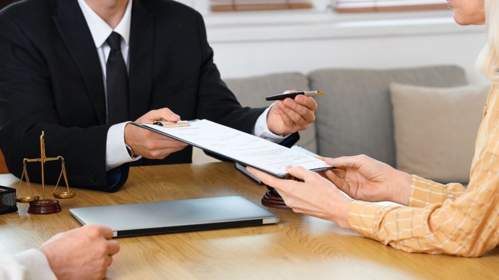 casal assinando divórcio consensual