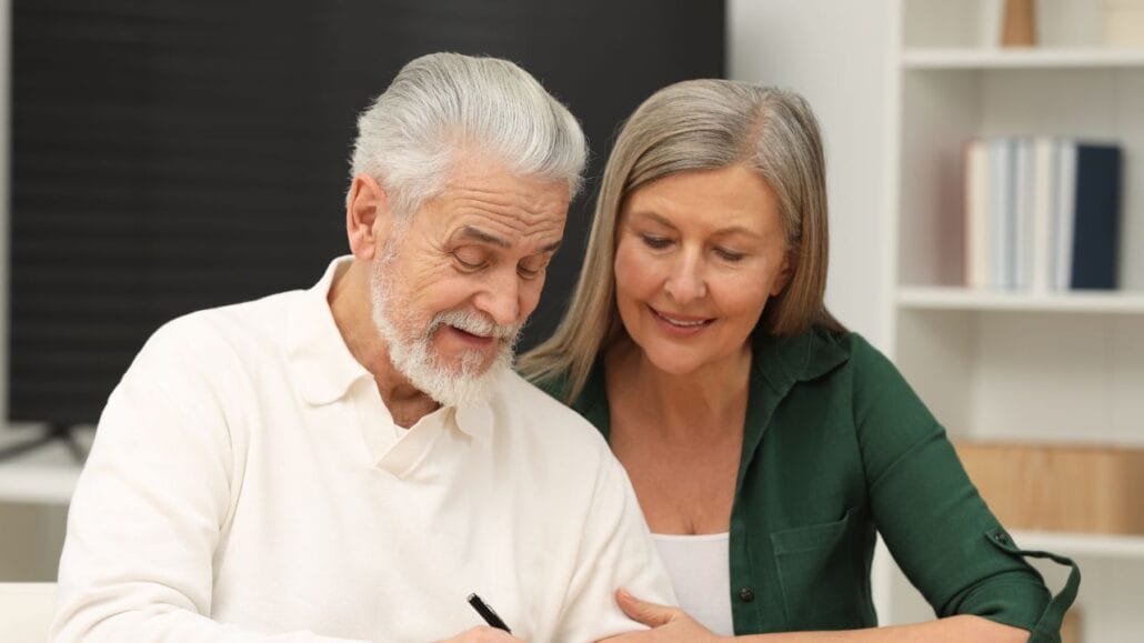 idoso assinando papéis do planejamento sucessório