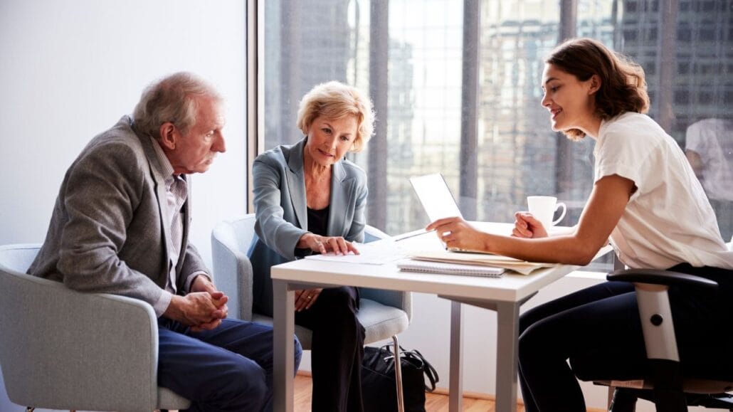 idosos reunidos com advogada para fazer planejamento sucessório