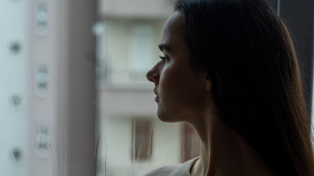 mulher triste durante processo de divórcio litigioso