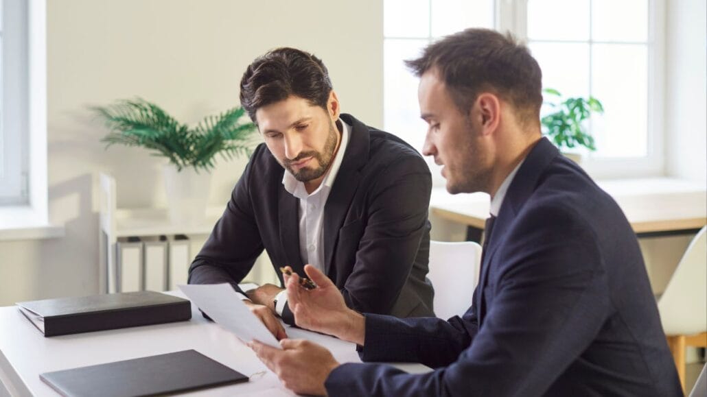 advogado oferecendo advocacia consultiva preventiva para cliente