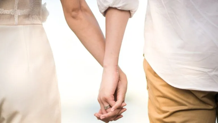 casal de mãos dadas