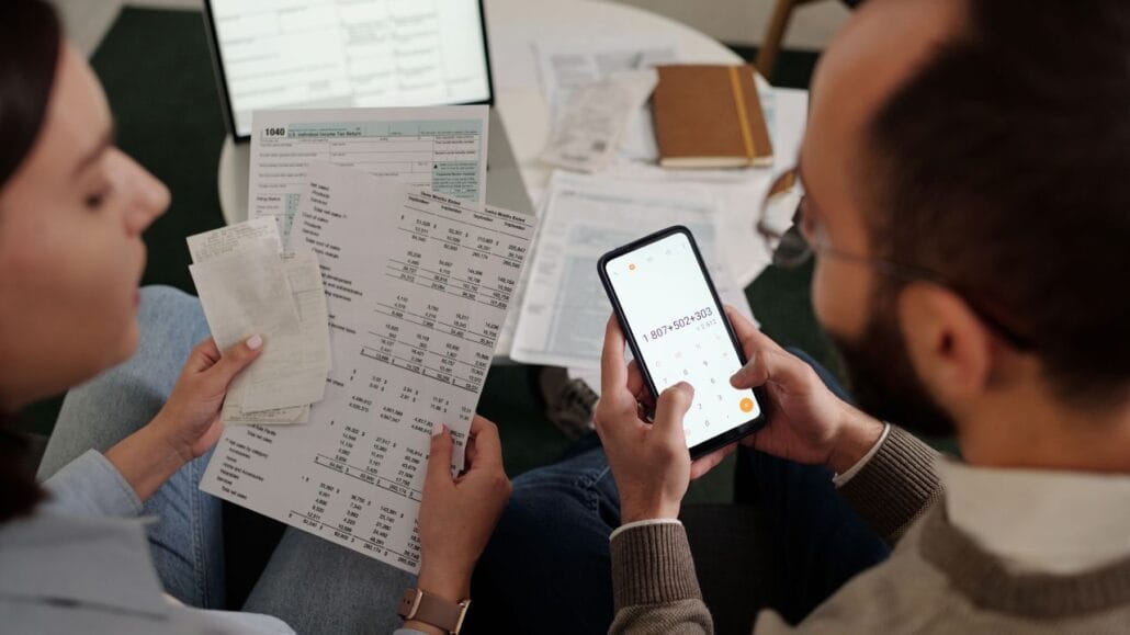 casal fazendo contas para dividir bens