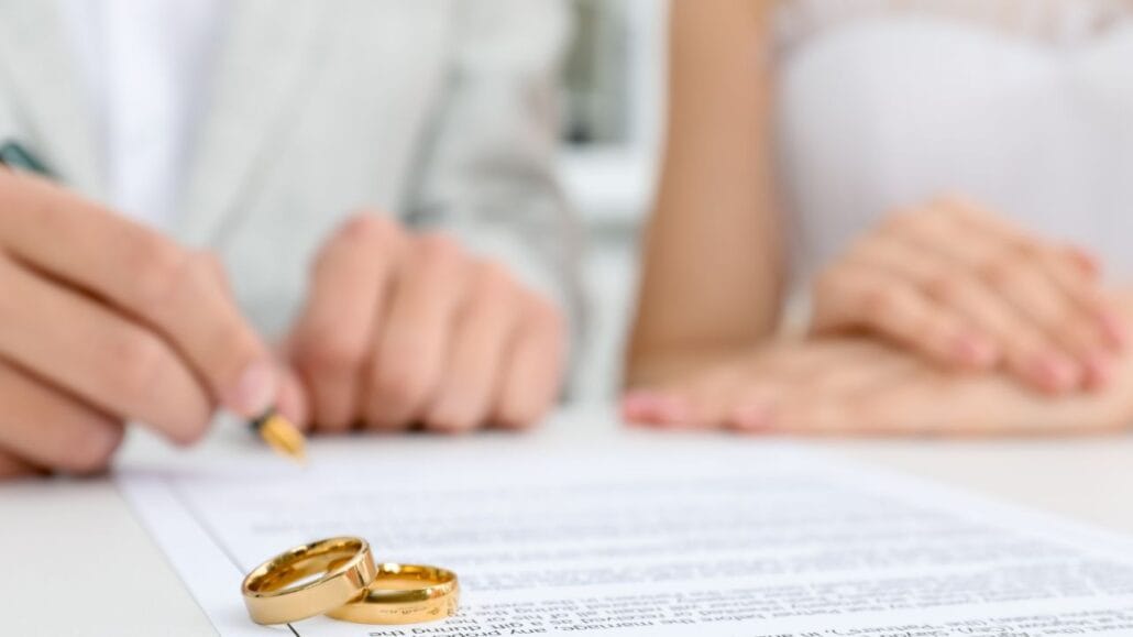 casal assinando escritura de casamento em cartório